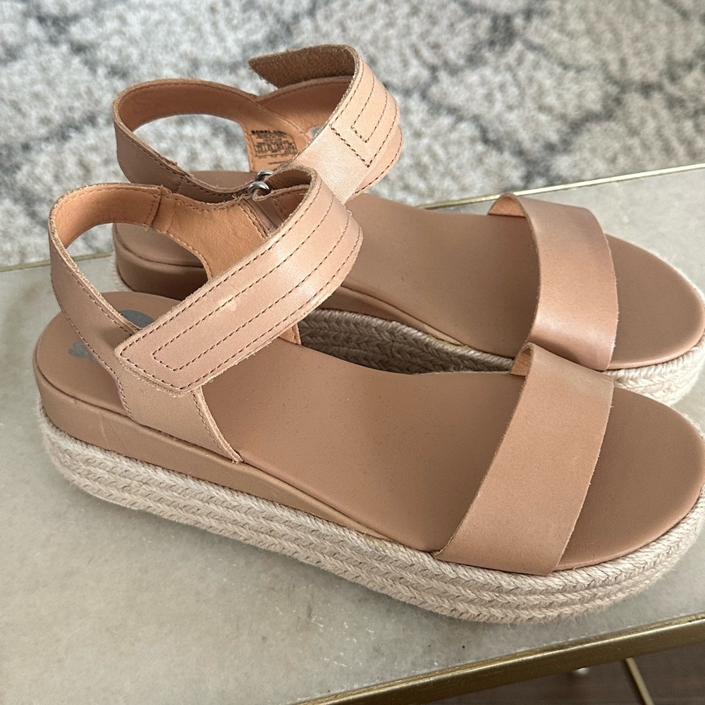 Sorel light tan, low platform sandals. NEVER WORN!! Size 7.5